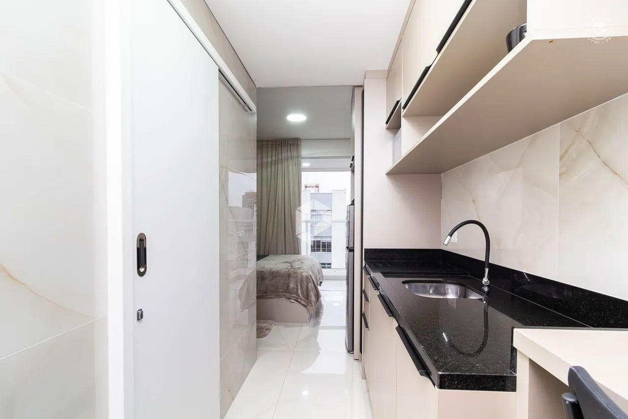 Furnished 1-bedroom apartment with enclosed balcony — photo 4