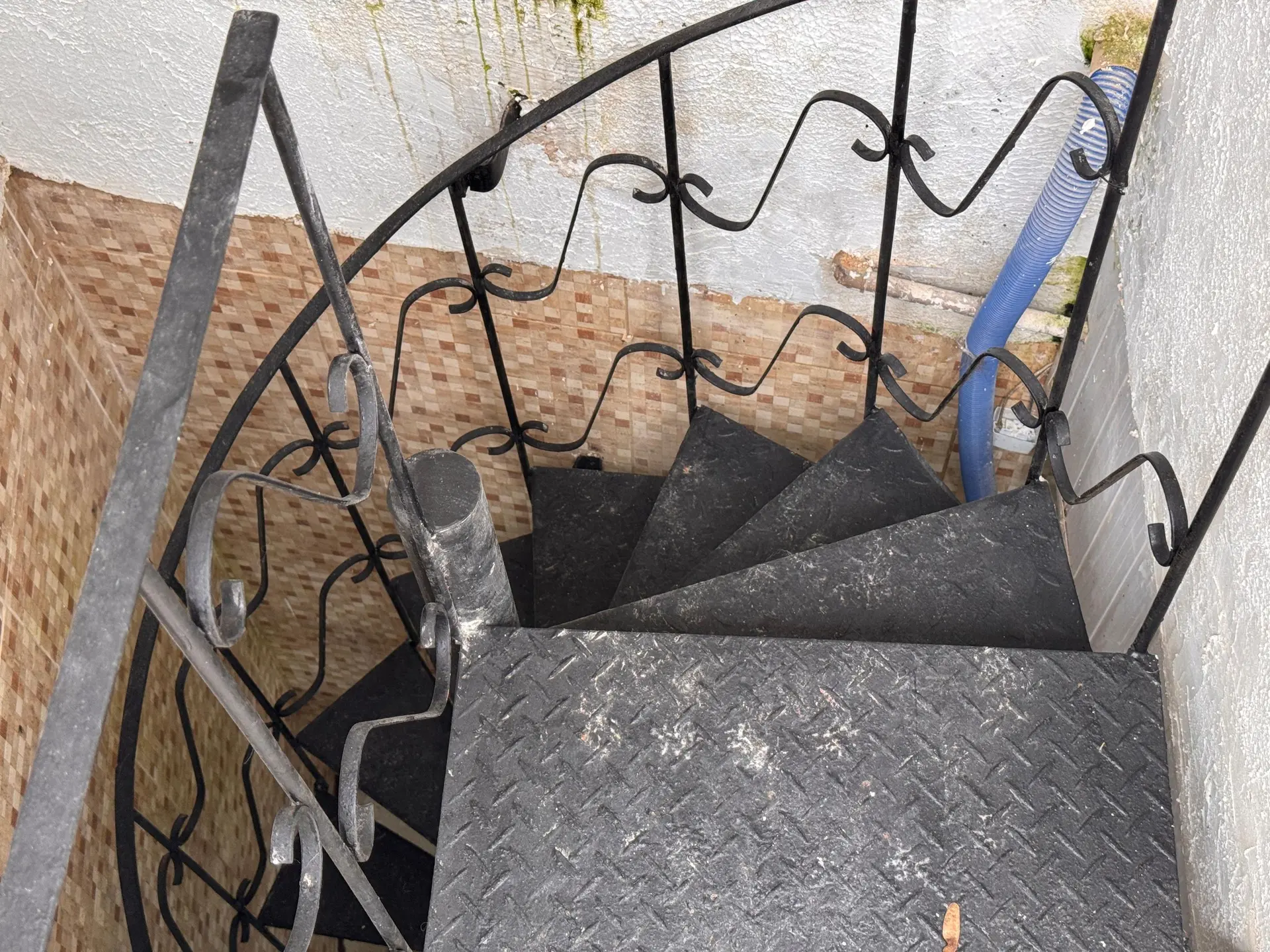 Balcony with a grill in a 2-bedroom house, 165 m² — photo 13