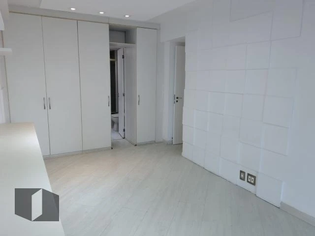 Glass-enclosed balcony in a 4-bedroom apartment, 143 m² — photo 15