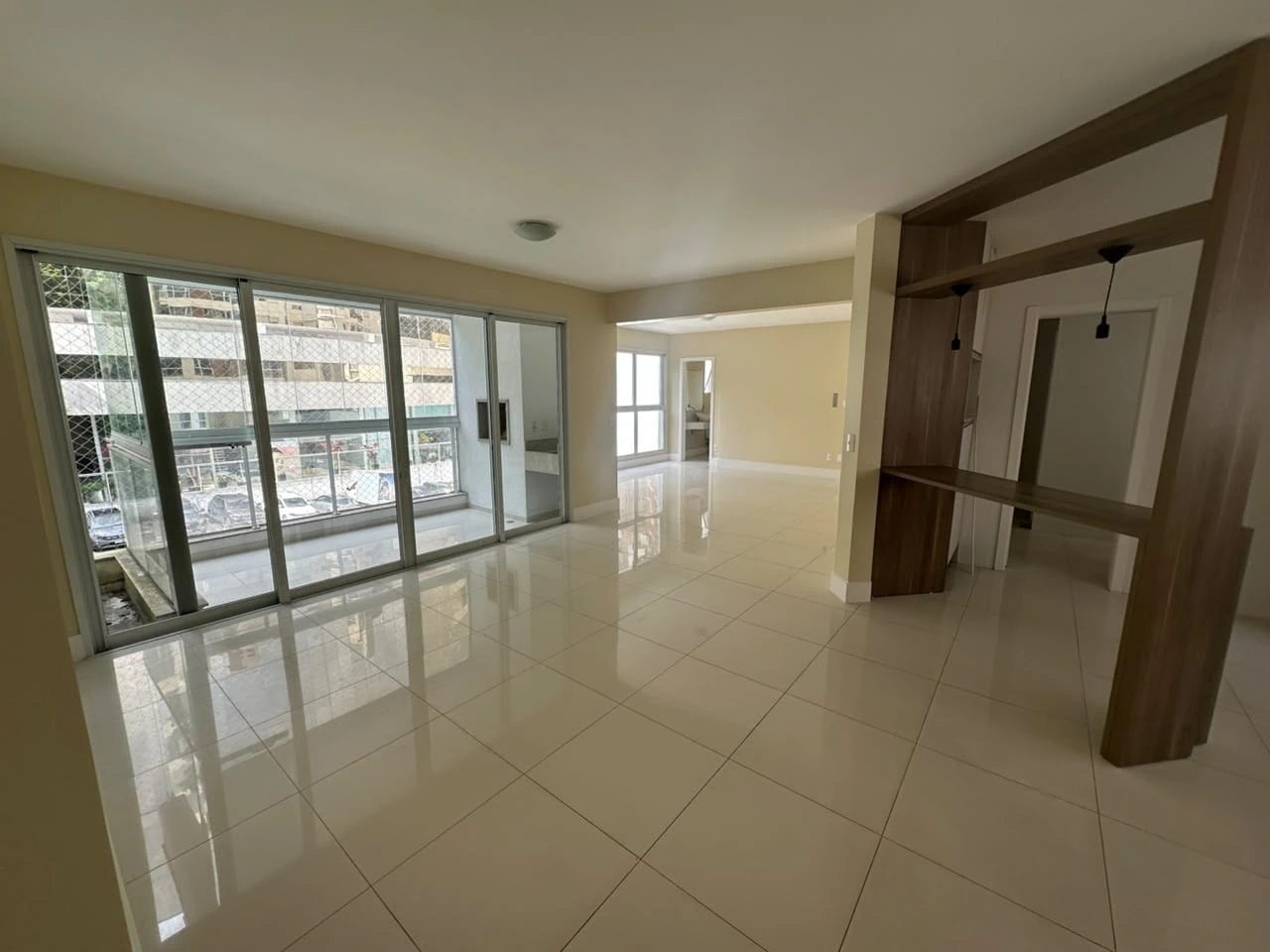 Balcony with a grill in a 4-bedroom apartment, 178 m² — photo 3
