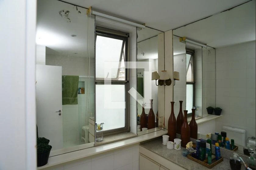 298 m² rental apartment with 4 en-suite bedrooms and balcony — photo 37
