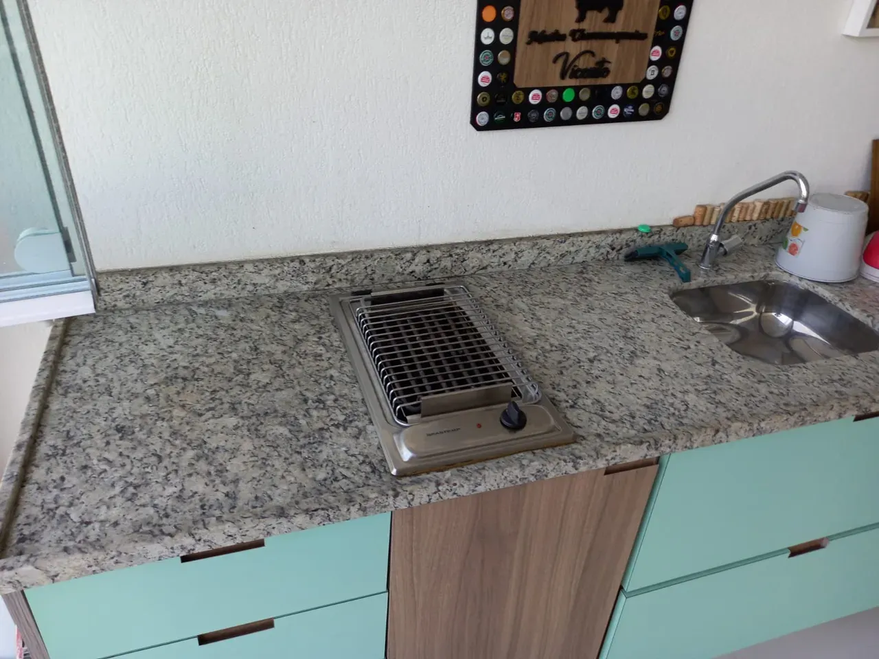 Balcony with a grill in a 2-bedroom apartment, 66 m² — photo 9