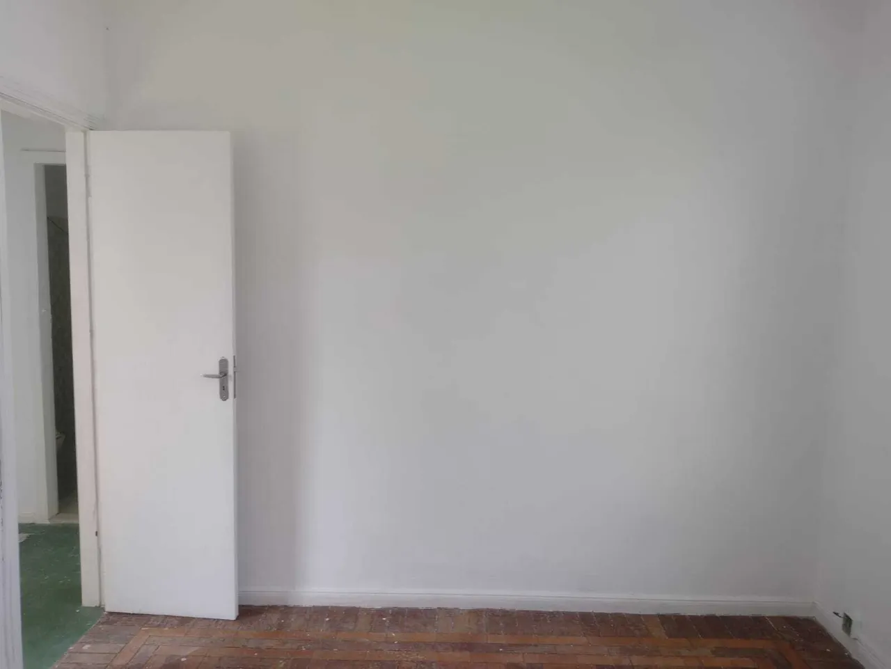 Unfurnished apartment with 3 bedrooms and a balcony — photo 3