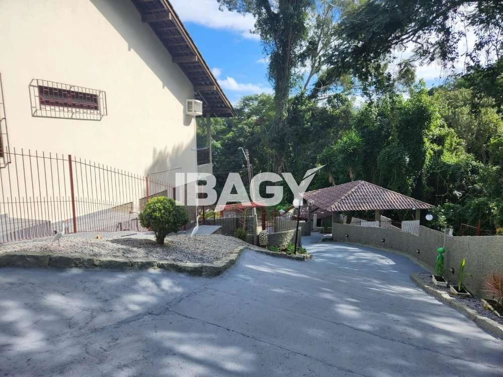 House with 4 bedrooms and 3 bathrooms, 446 m² — photo 2