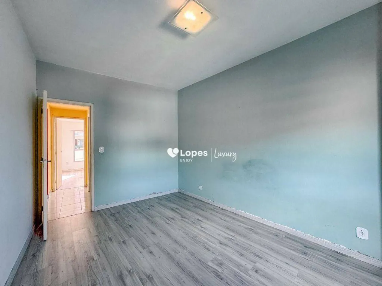 Unfurnished 2-bedroom apartment with a balcony — photo 10