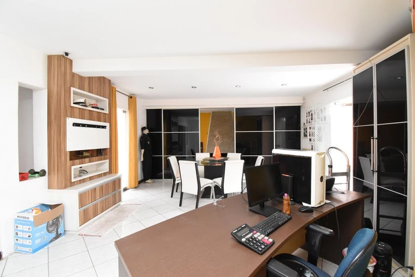 House with 5 bedrooms plus laundry with a washing machine — photo 11