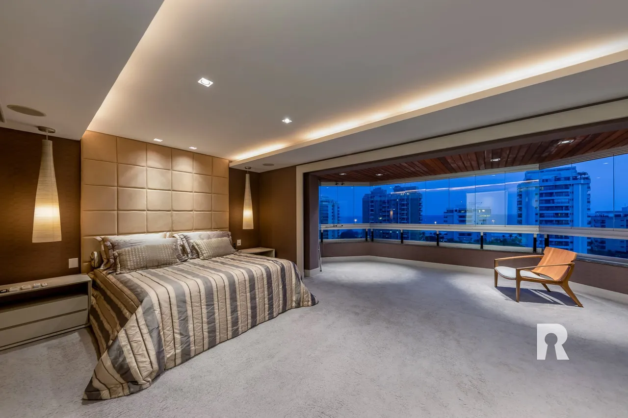 4-bedroom apartment with 5 bathrooms and enclosed balcony — photo 2
