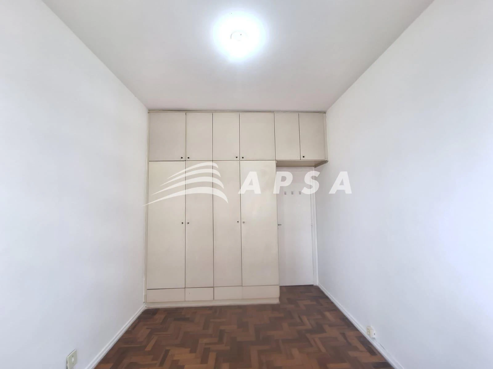 Wood or laminate floors in a one-bedroom apartment, 53 m² — photo 4