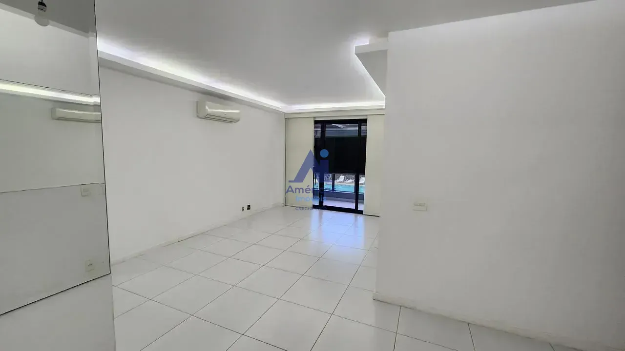 Unfurnished apartment with 4 bedrooms and a balcony