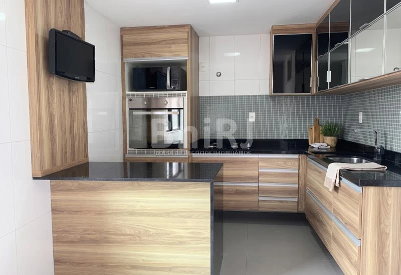 3-bedroom apartment in a building with a pool — photo 25