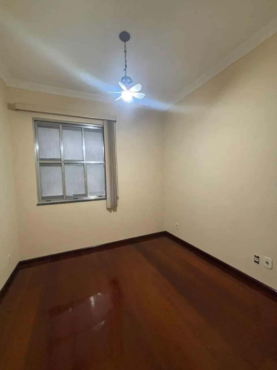 1-bedroom apartment with 2 bathrooms and glass shower — photo 3
