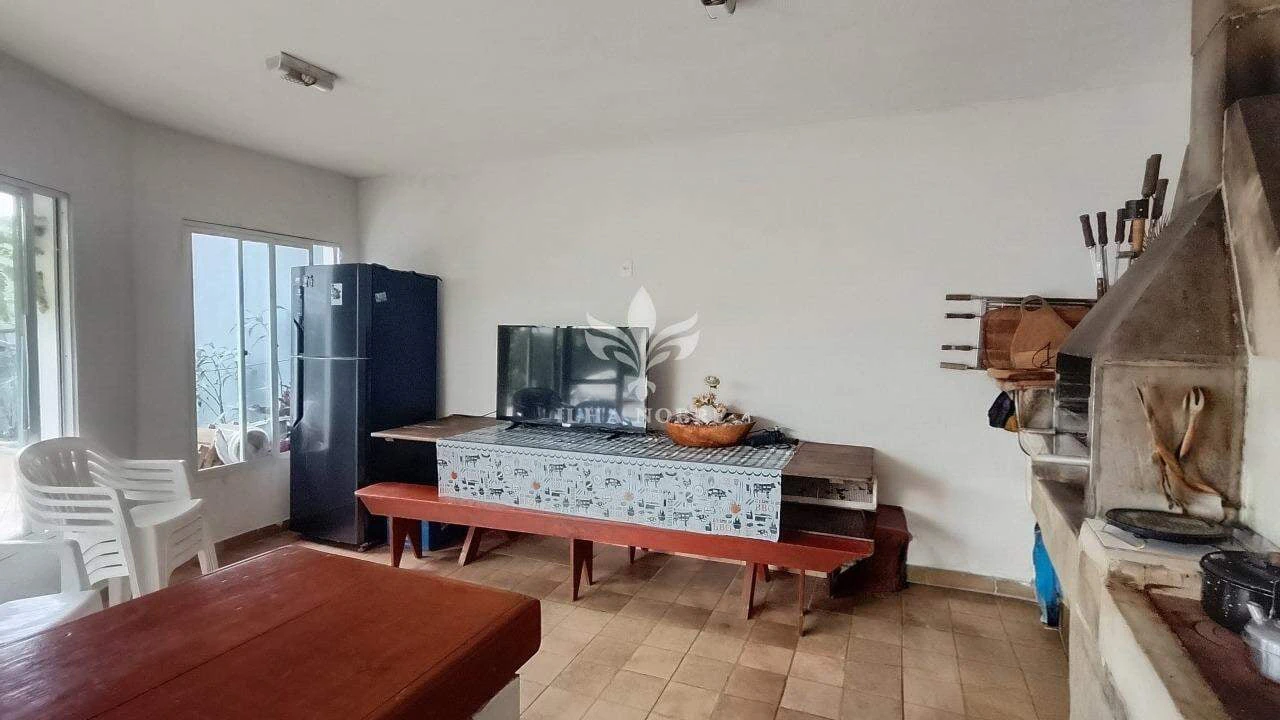 Glass-enclosed balcony in a 4-bedroom house, 400 m² — photo 2