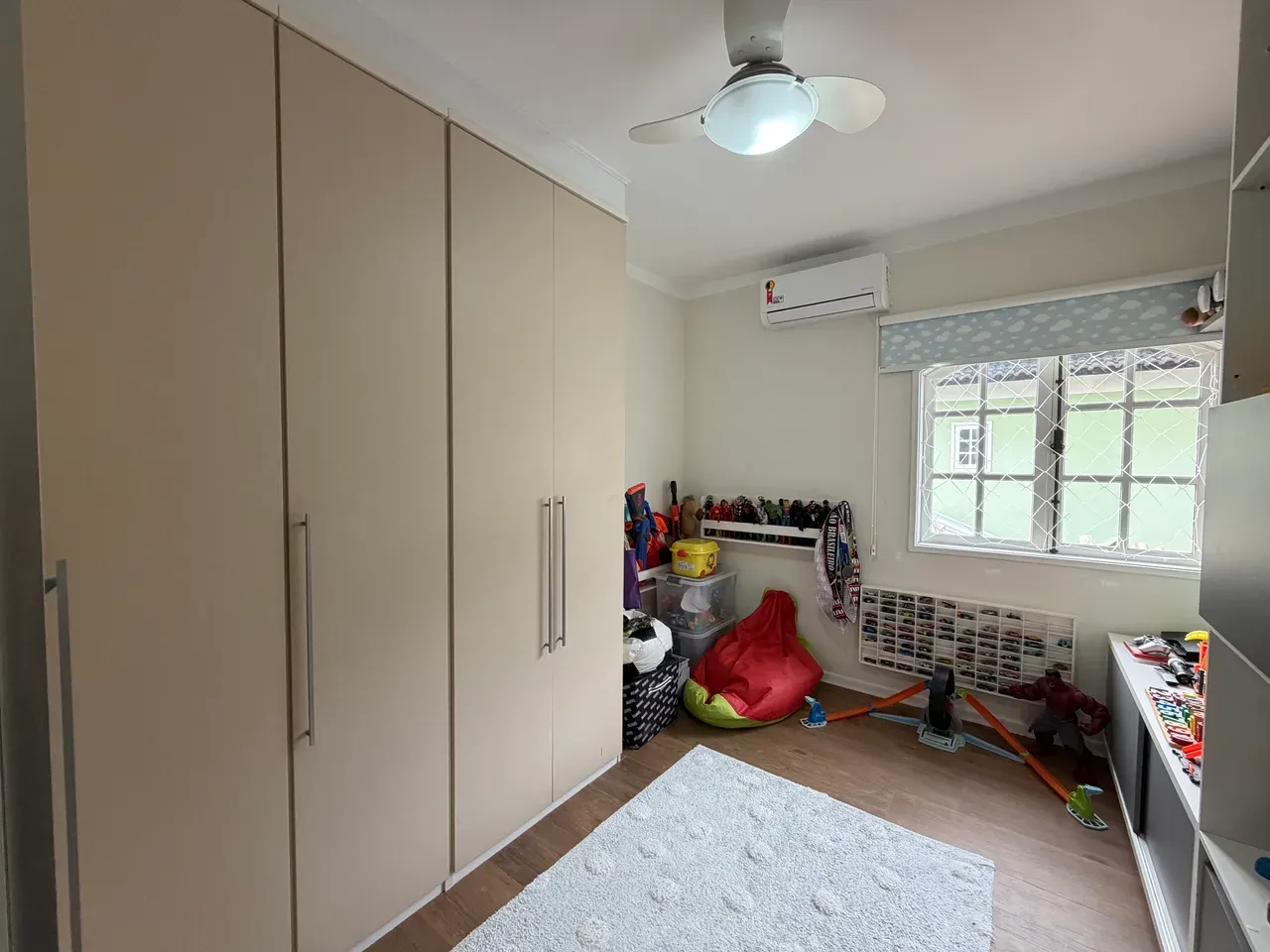 Balcony with a grill in a 3-bedroom house, 160 m² — photo 21