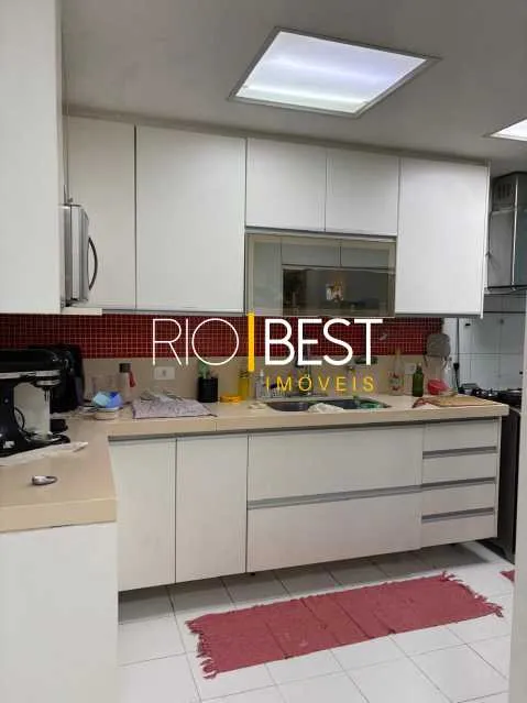 Furnished 3-bedroom apartment with a glass-enclosed balcony — photo 17