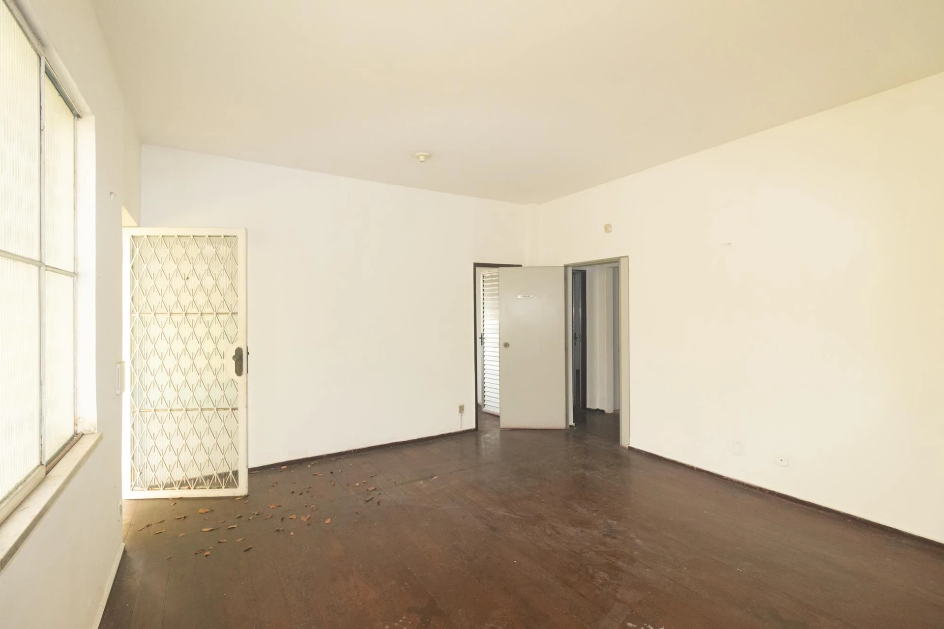 4-bedroom rental house with private garden and parking — photo 37