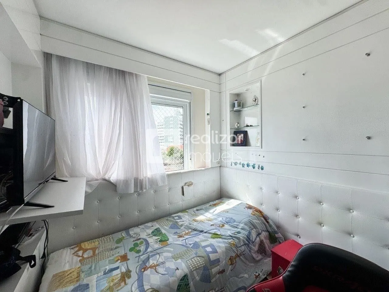 Balcony with a grill in a 3-bedroom apartment, 94 m² — photo 12