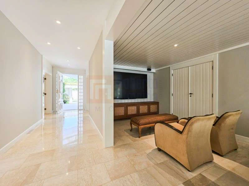 832 m² house with 6 bedrooms and an open-plan kitchen — photo 26
