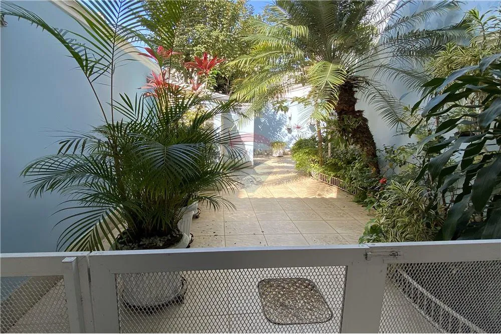 Furnished house with 4 bedrooms and 508 m² — photo 40