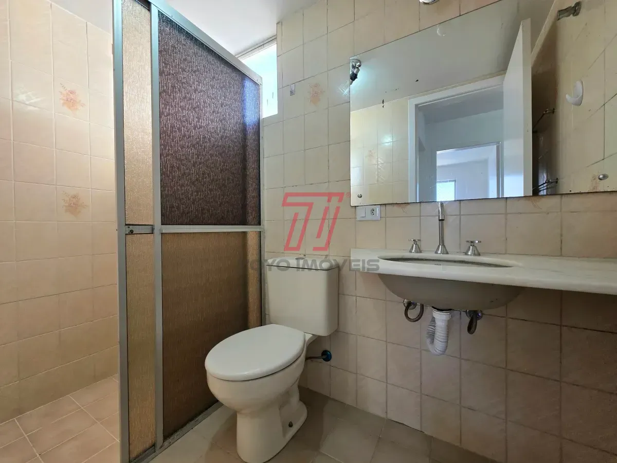 Apartamento de 3 quartos com piso de madeira na sala — photo 20