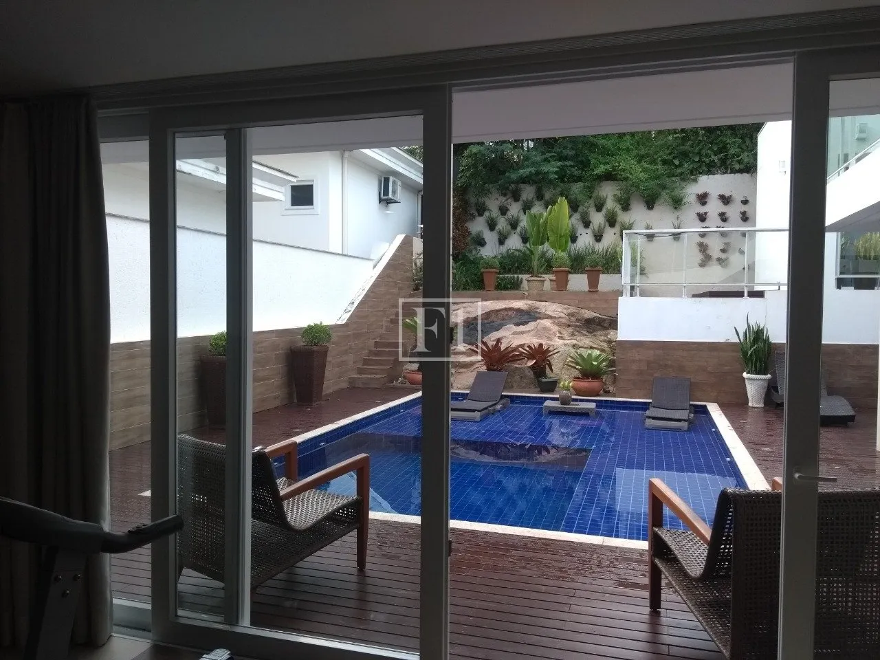 Furnished house, 450 m², with floor-to-ceiling windows — photo 4