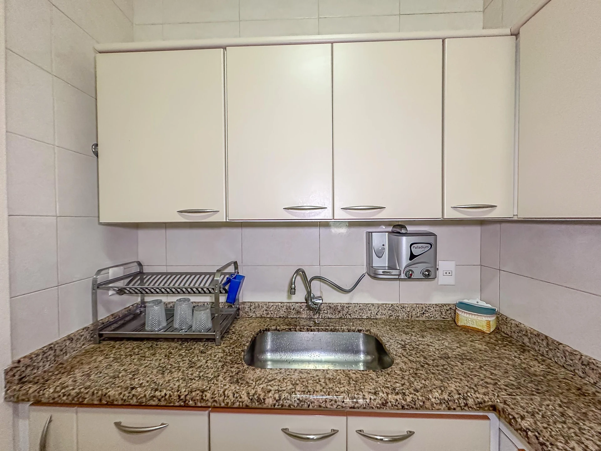 Apartamento mobiliado com 2 quartos e 1 banheiro — photo 7