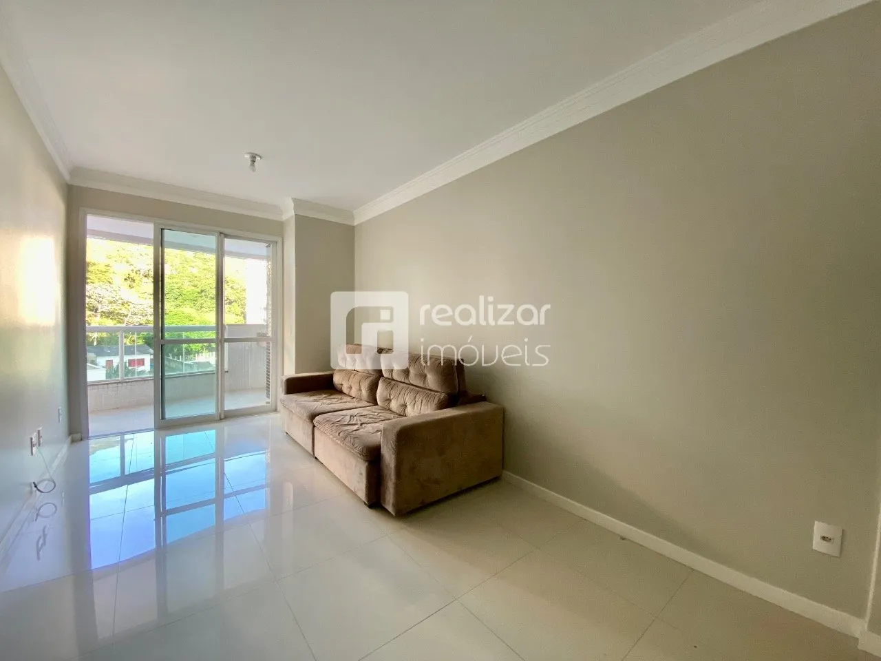 4-bedroom apartment in a building with a pool — photo 10