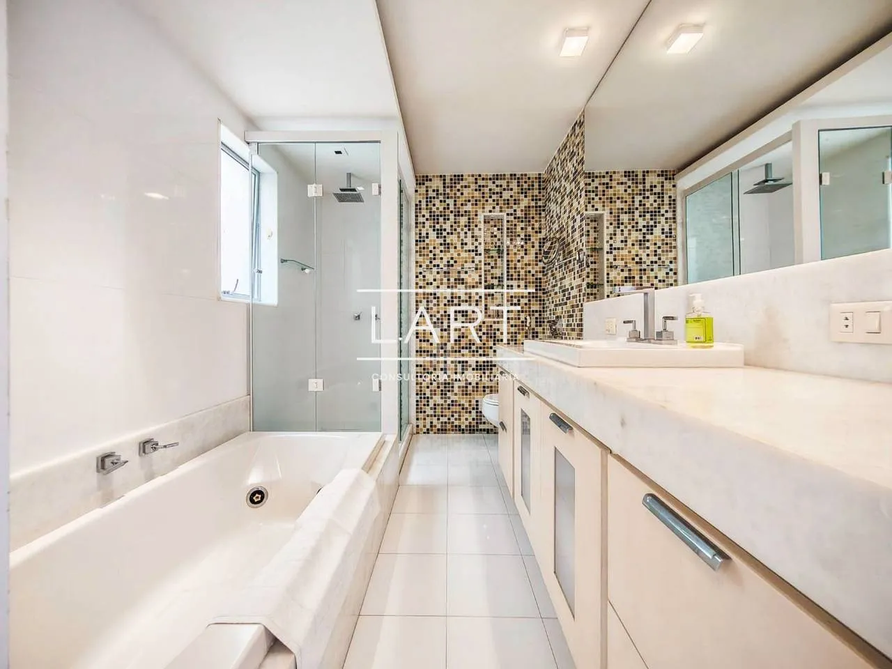 3-bedroom apartment with a water view in Rio de Janeiro — photo 16