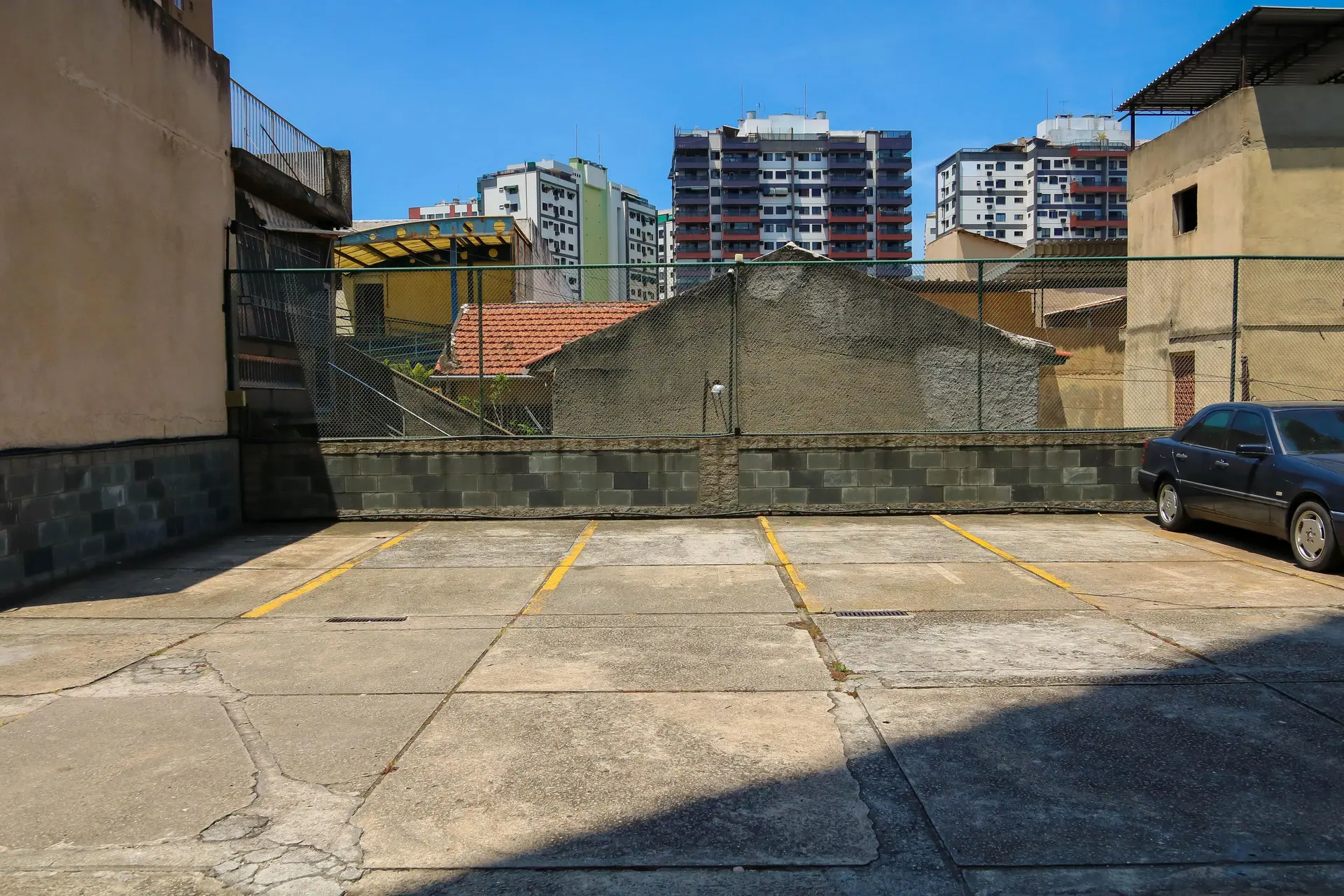 Apartment with 2 bedrooms and an enclosed glass balcony — photo 18