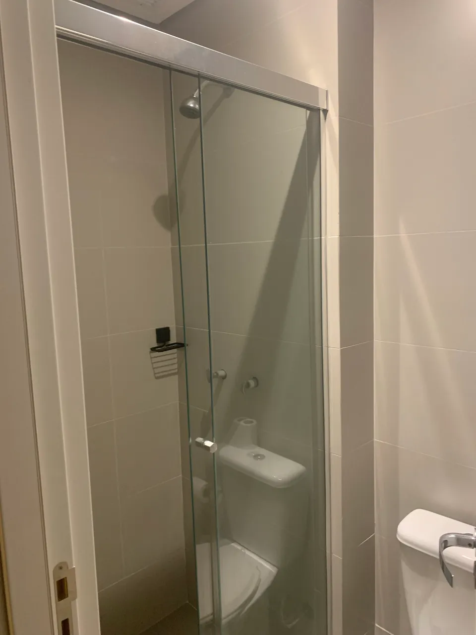 Unfurnished 1-bedroom apartment with a glass shower — photo 6