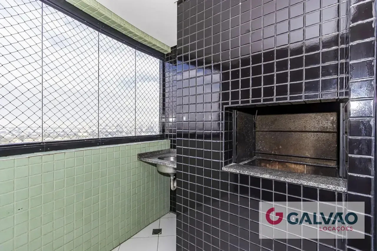 Balcony with a grill in a 3-bedroom apartment, 87 m²