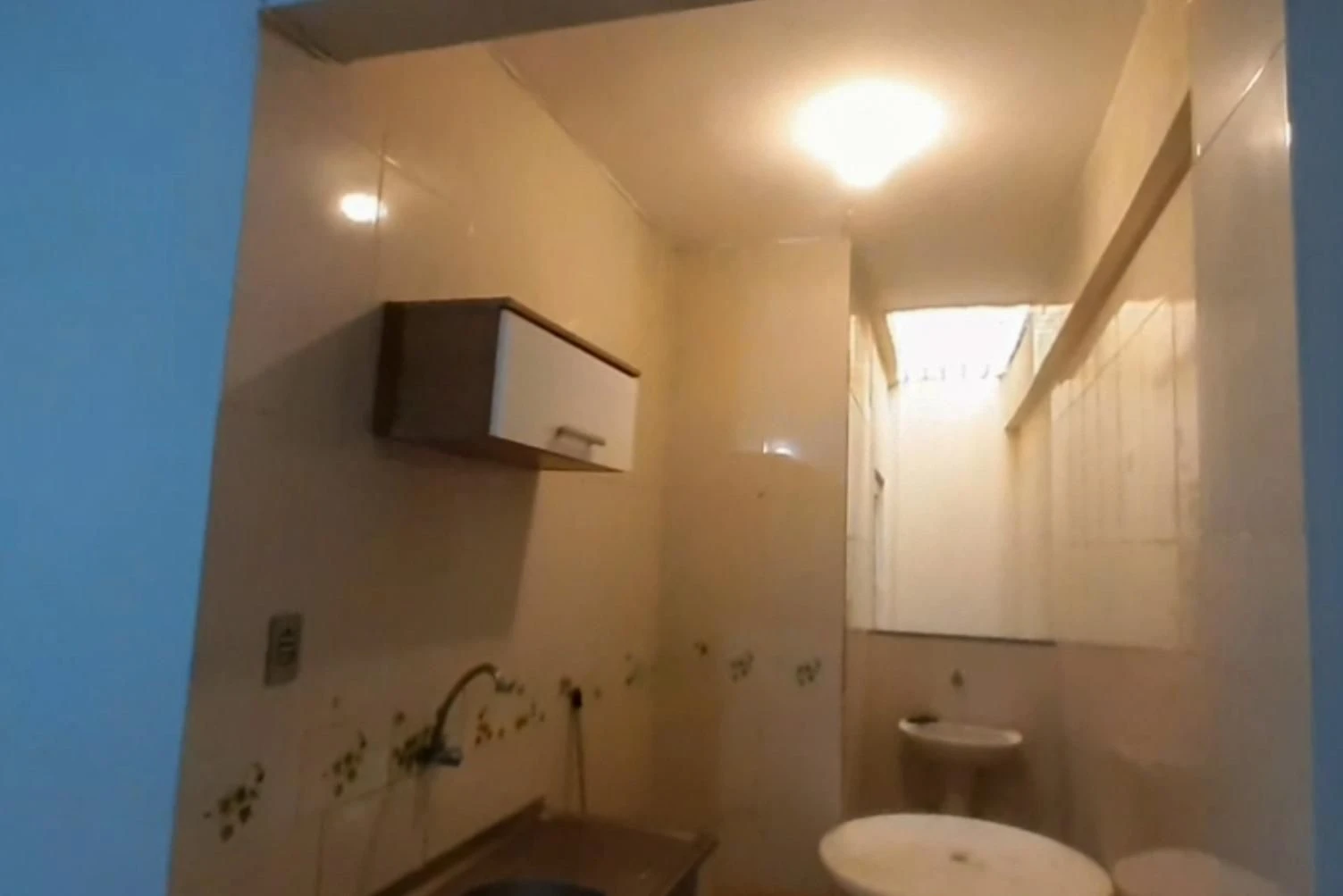 1-bedroom apartment with 1 bathroom and a small kitchenette — photo 17
