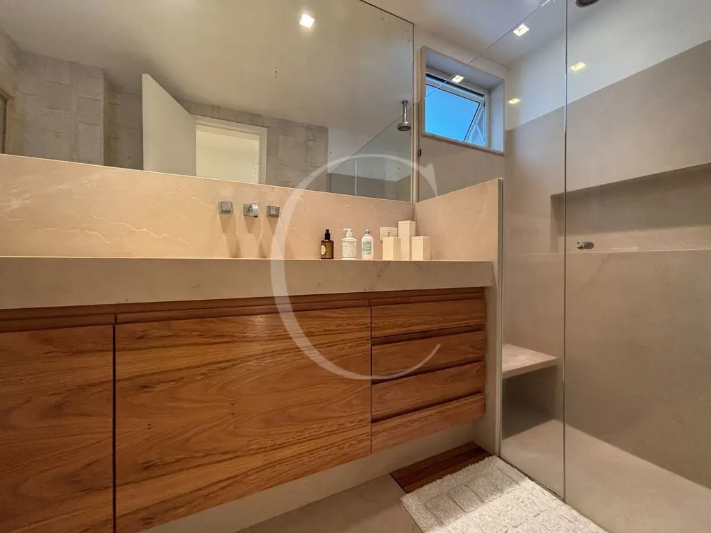 Bathtub in a 3-bedroom apartment, 127 m² — photo 12