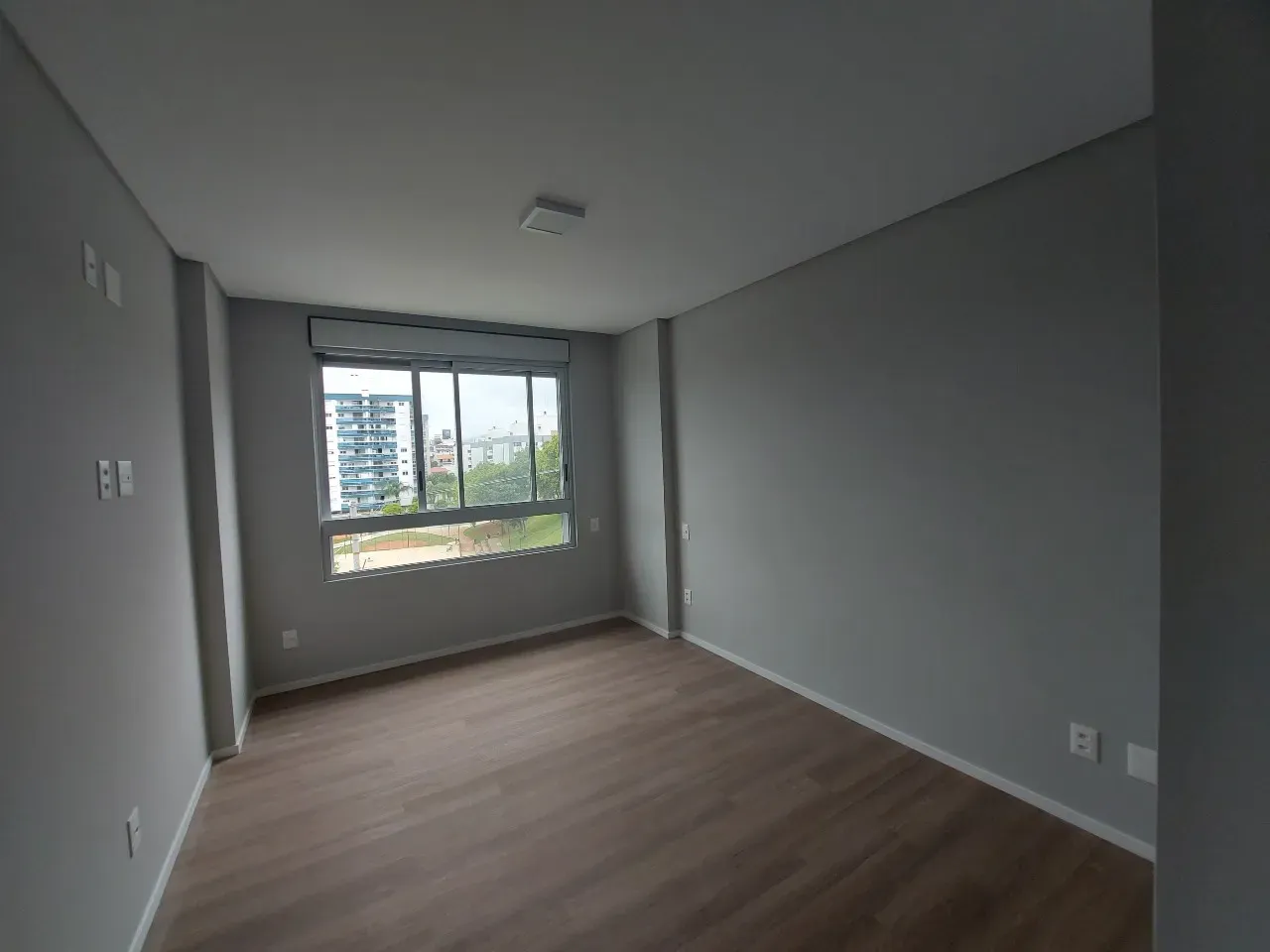 Apartamento de 3 suites con jardín privado y 2 plazas — photo 9
