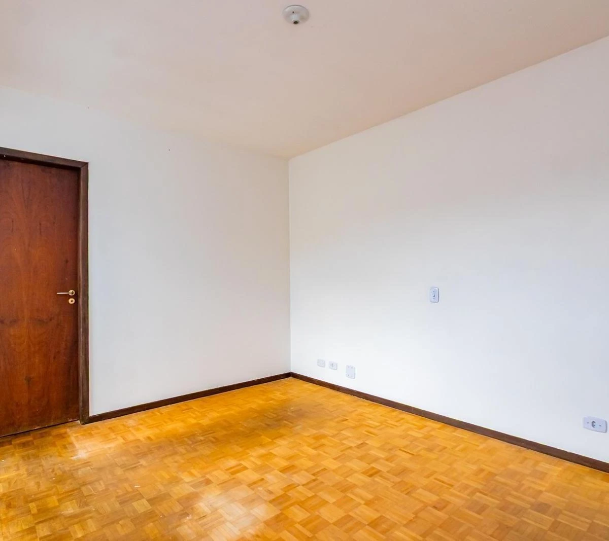 Деревянный пол или ламинат и 3 спальни: квартира 140 м² — photo 8