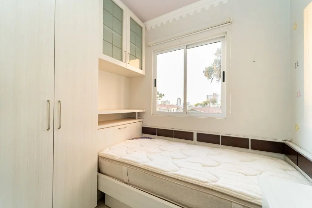 Balcony with a grill in a 2-bedroom apartment, 59 m² — photo 3
