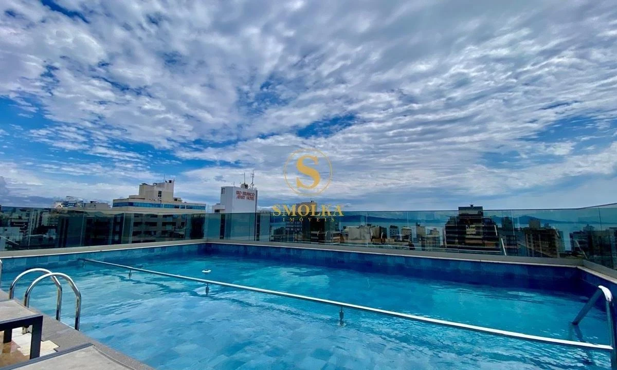 Studio in a building with a pool — photo 12
