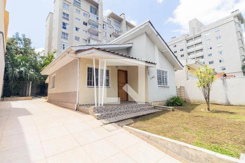 3-bedroom house with a grill on the balcony in Curitiba