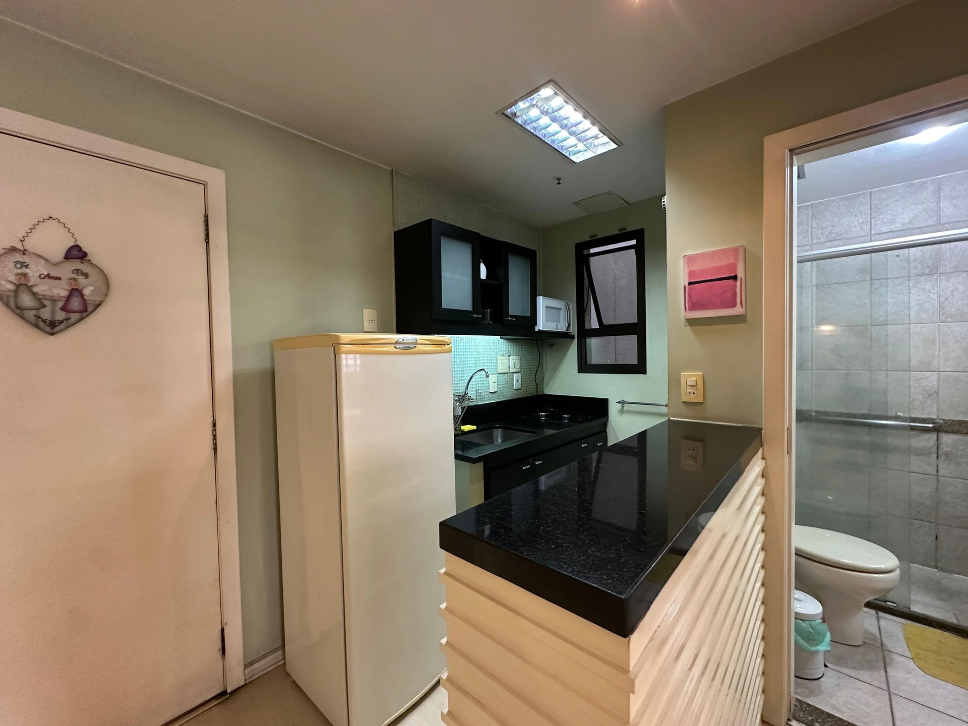 Оформлена студія з відкритою кухнею та балконом — photo 2