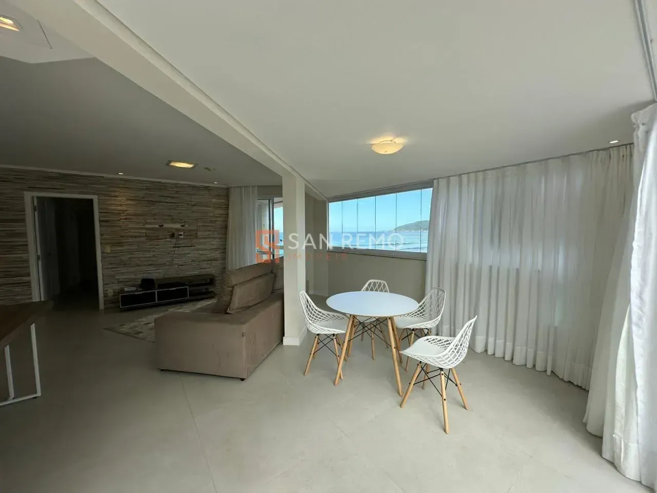 Furnished top-floor unit with 2 bedrooms and glass balcony — photo 5