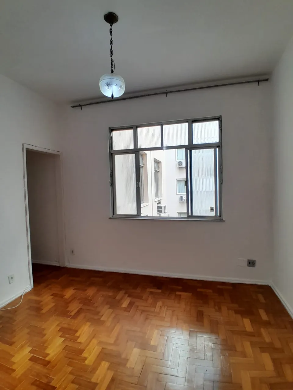 2-bedroom apartment with 1 bathroom, no parking — photo 3