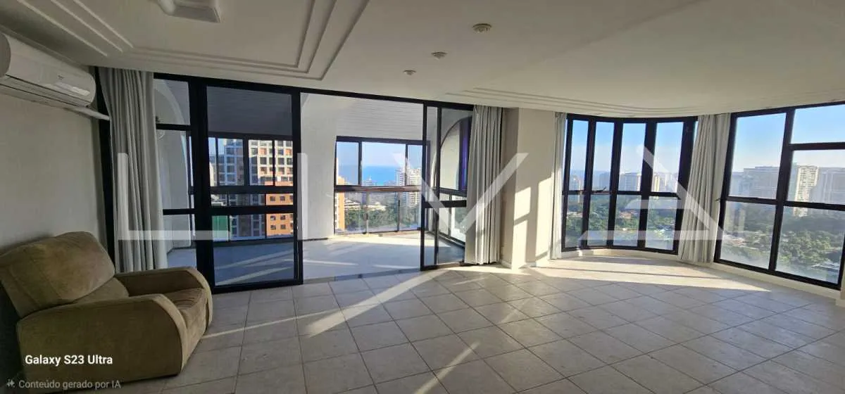 Apartment, 200 m², with floor-to-ceiling windows