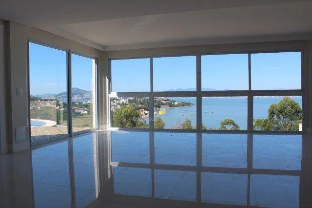 House with 5 en-suite bedrooms, 7 bathrooms and 4 parking