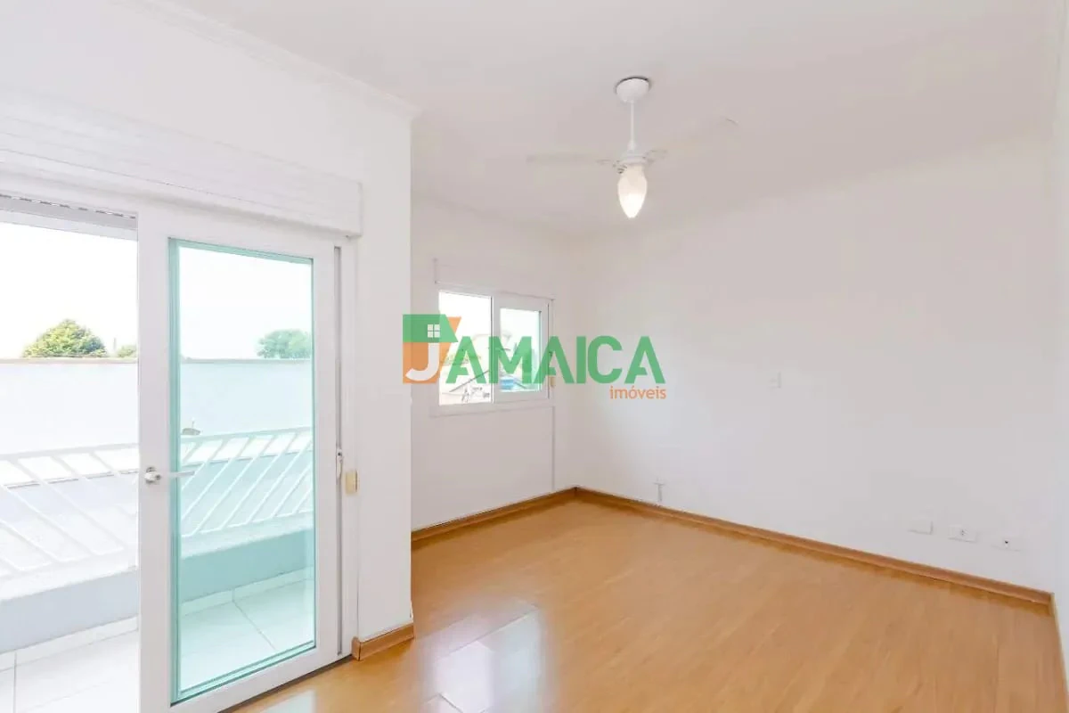 140 m² house with a home office and a walk-in closet — photo 9