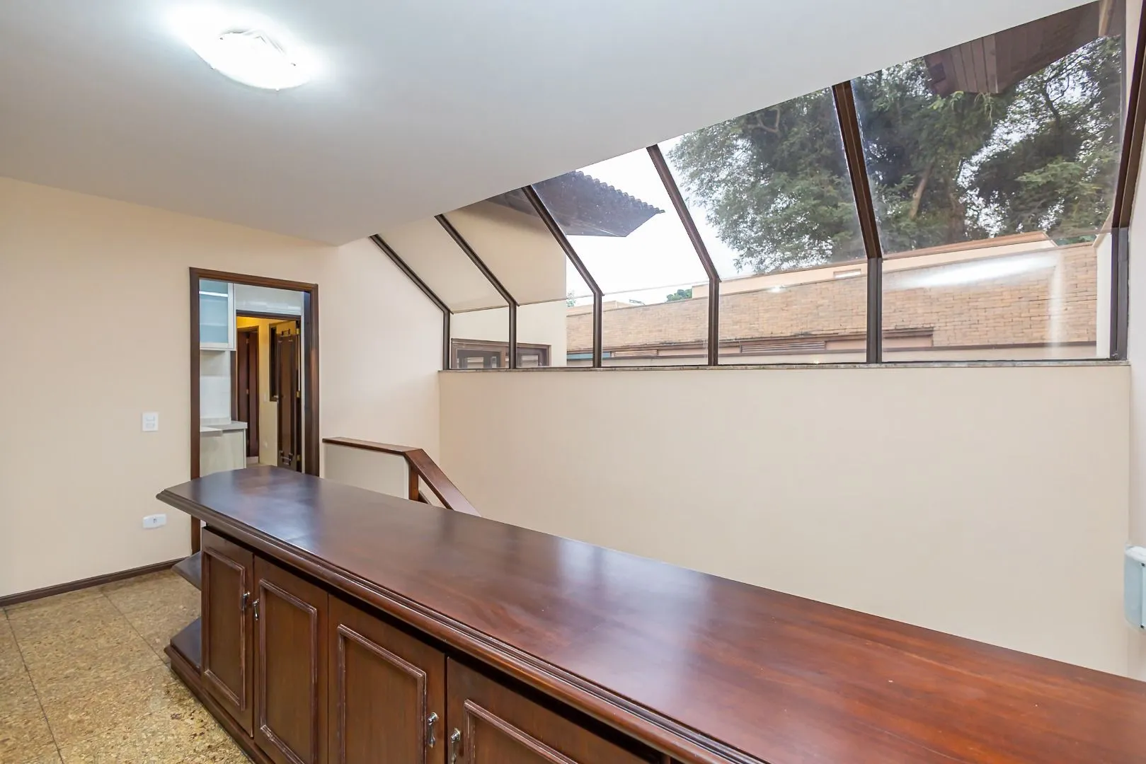Rental house with 4 bedrooms and 5 bathrooms across 550 m² — photo 22
