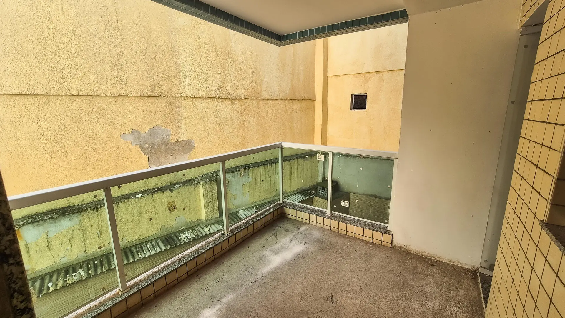 2-bedroom unfurnished apartment with closed kitchen — photo 31