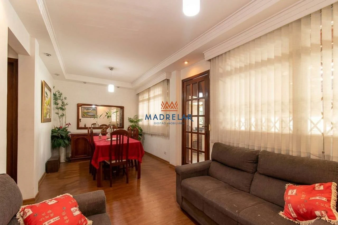 4-bedroom house with a washing machine in Curitiba