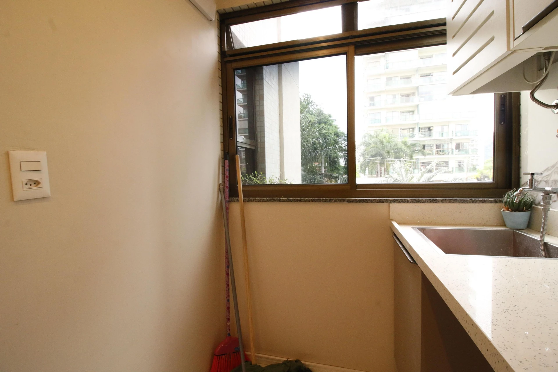 Walk-in closet in a 2-bedroom apartment, 90 m² — photo 15
