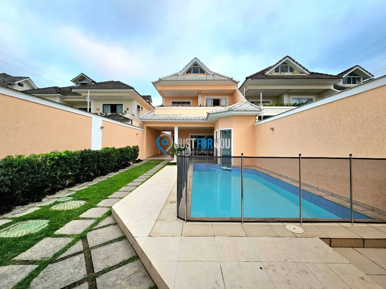 House with 5 bedrooms, 300 m² and a closed gas kitchen — photo 10