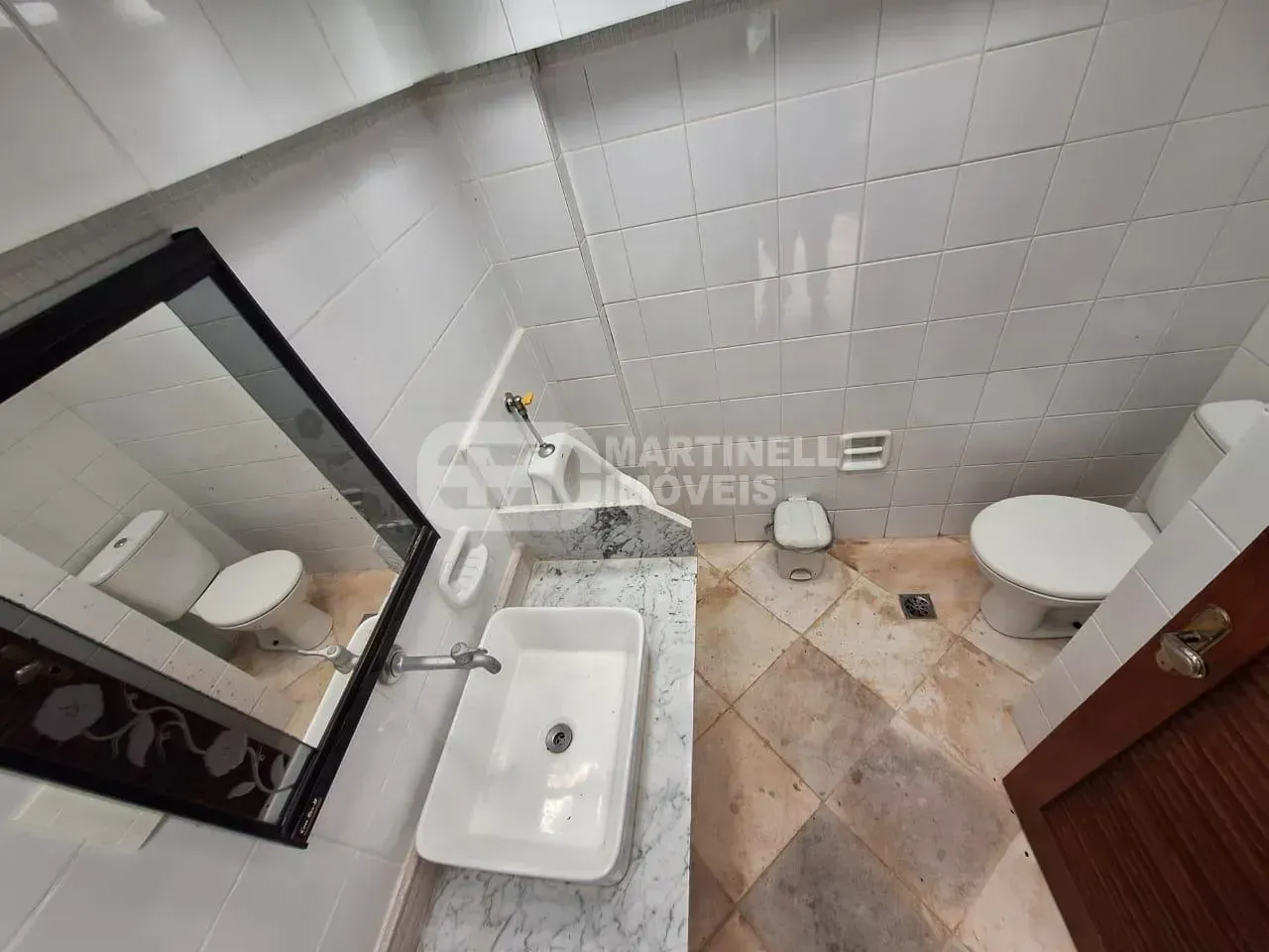 House with 5 bedrooms, all suites, plus shared pool — photo 38