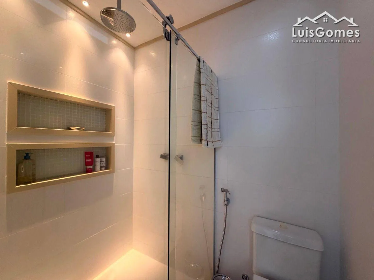Furnished apartment with 4 bedrooms and 5 bathrooms — photo 18